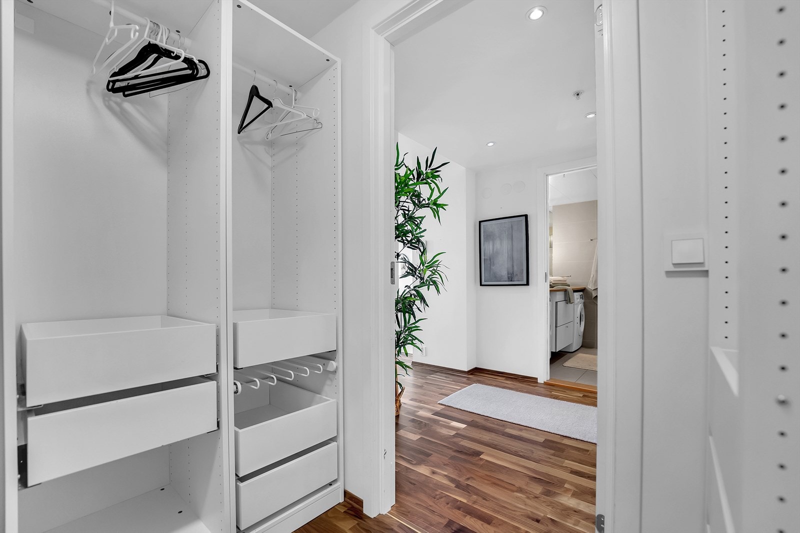 Her har du stor og praktisk garderobe med god plass til oppheng av klær og sko. Galleribilde