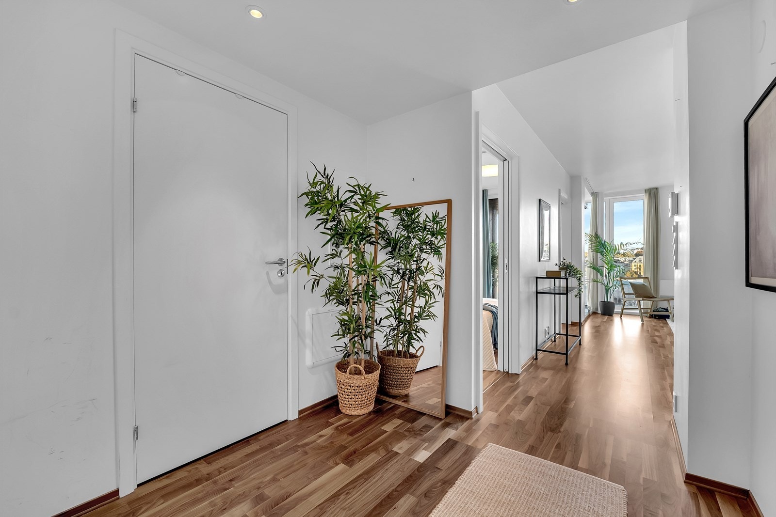 Entré med adkomst til praktisk walk-in closet Galleribilde