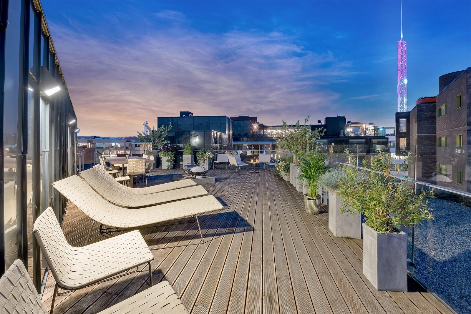 Fra leiligheten kan du ta heisen opp til stor felles takterrasse. Galleribilde