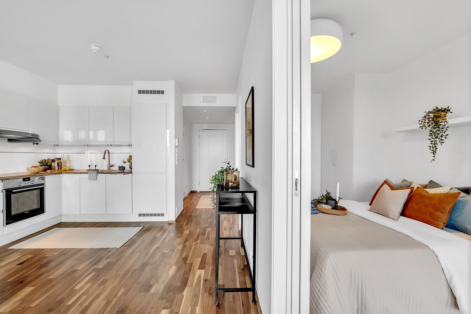 Soverom med adkomst fra to sider. Galleribilde