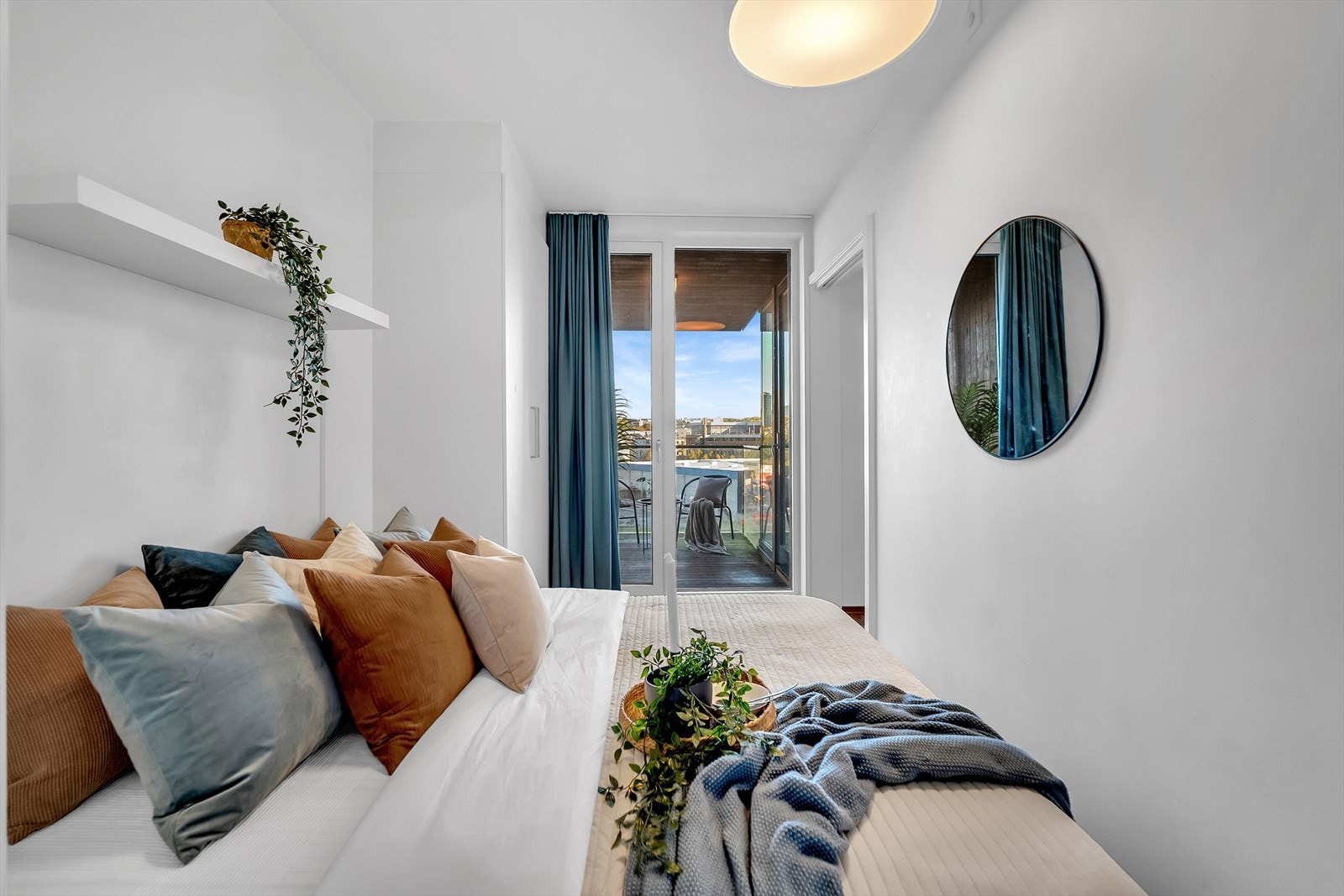 Fra soverommet er det dør med utgang til terrassen. Galleribilde