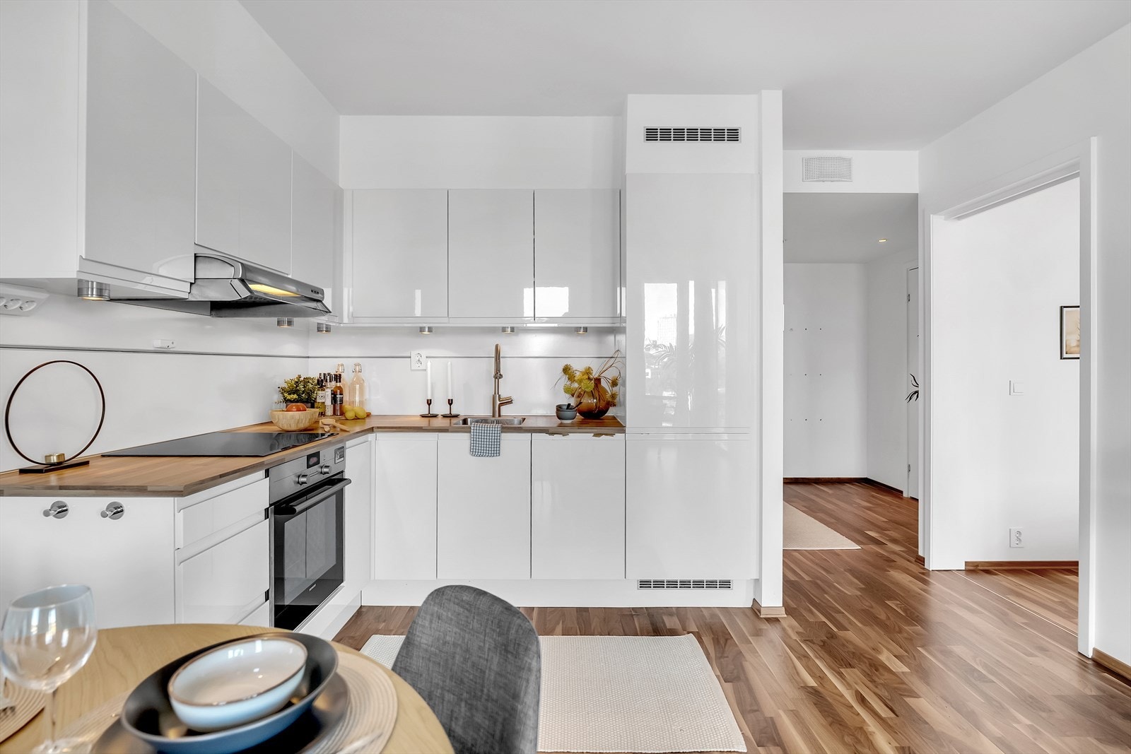 Kjøkkeninnredningen fra HTH med integrerte hvitevarer som koketopp, stekeovn, oppvaskmaskin og kjøl/frys. Galleribilde