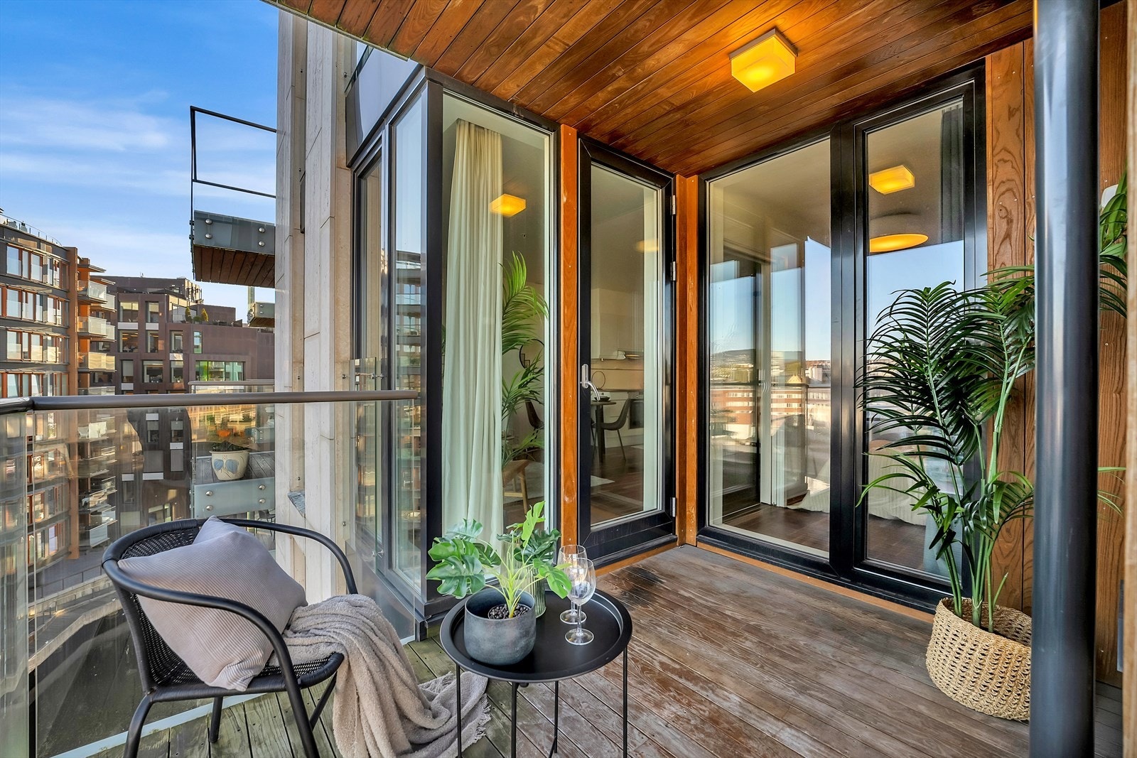 Fra stue og soverom er de utgang til balkong på ca. 6 kvm. Galleribilde