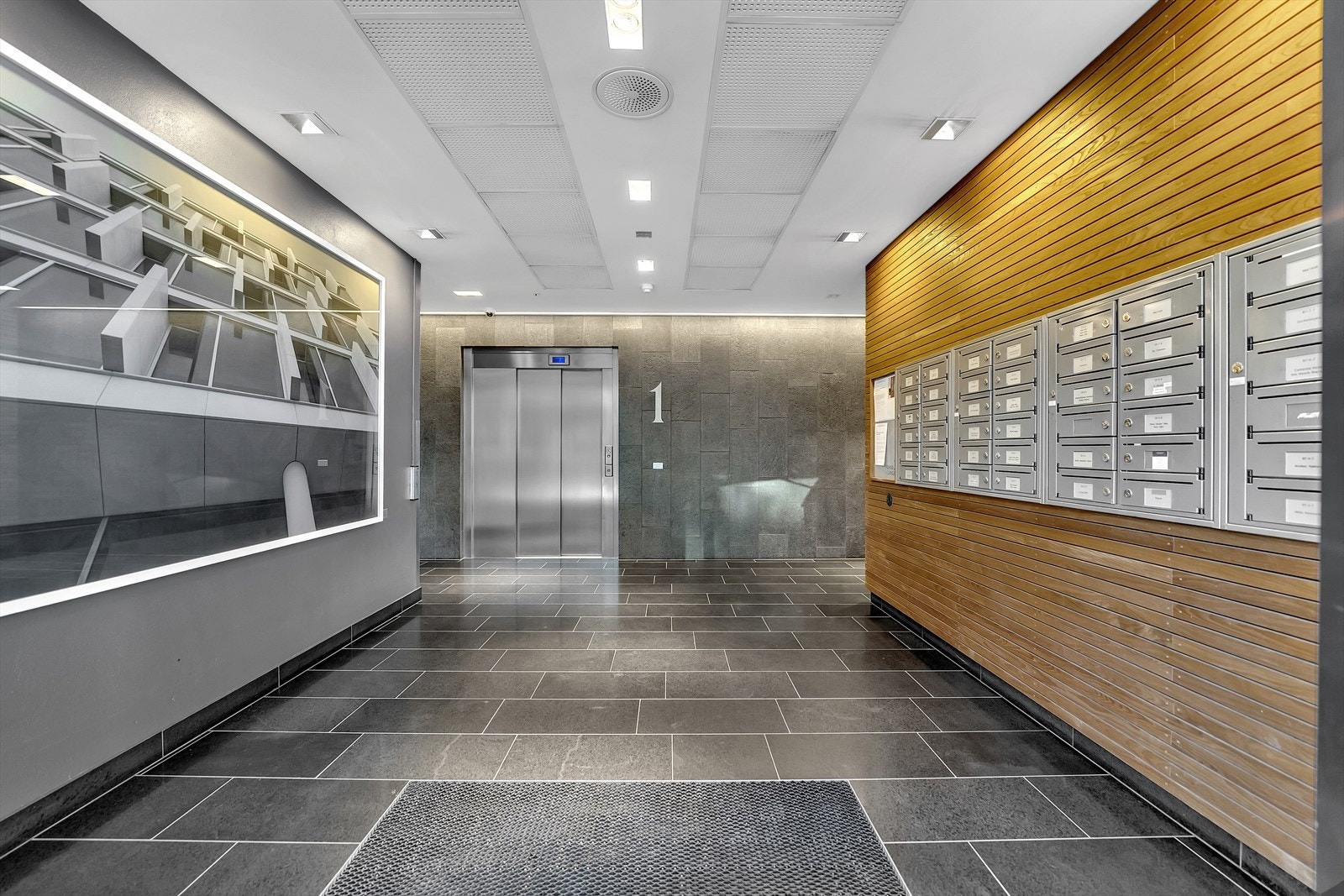 Representativt inngangsparti med heis. Galleribilde