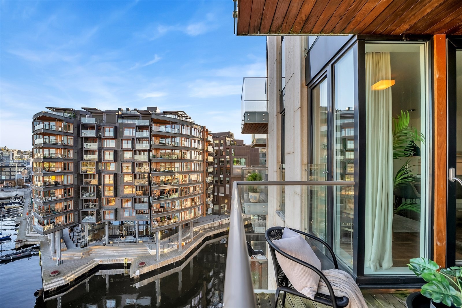 Balkongen blir en forlengelse av stuen i sommerhalvåret. Galleribilde