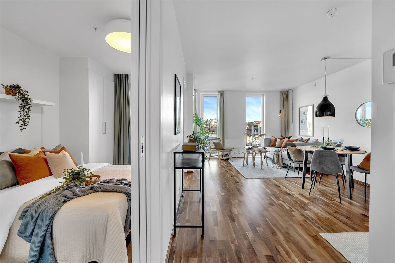 Leiligheten fremstår lys og innbydende med svært lite innsyn. Galleribilde