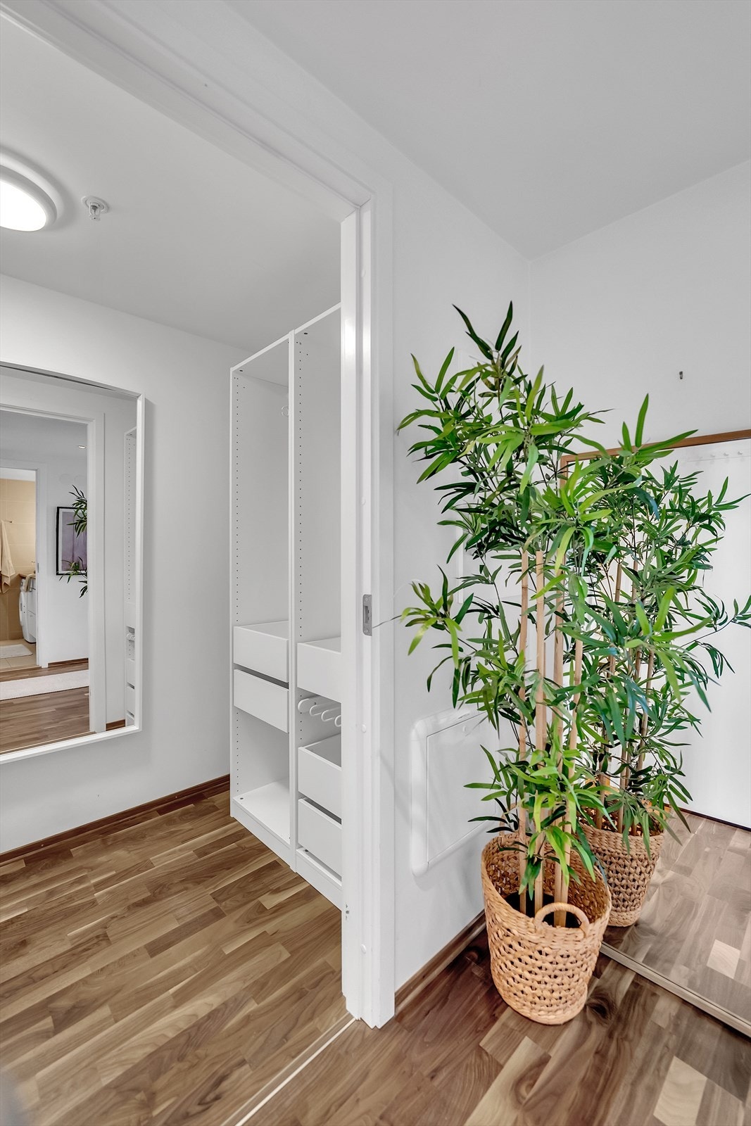 Walk-in closet Galleribilde