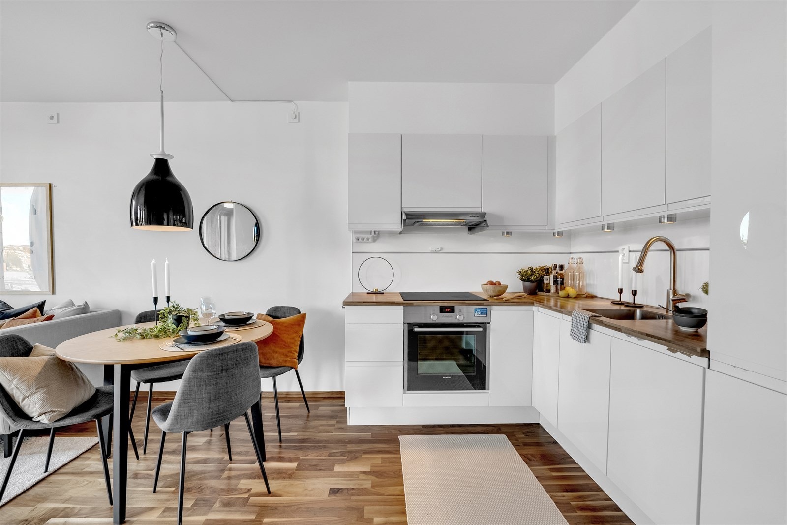 Kjøkkenet ligger åpent og sosialt mot stuen og spisestuen. Galleribilde