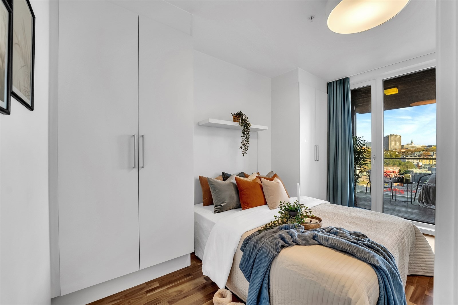 Soverom med plass til dobbeltseng. Godt med garderobeskap på hver side av sengen. Galleribilde