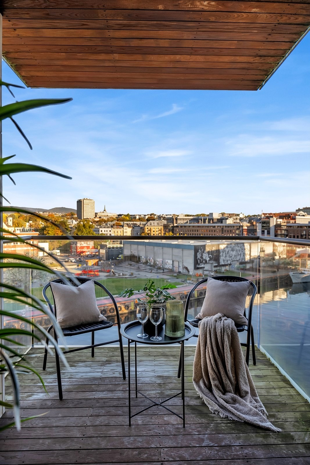 Høyt og fritt med nydelig utsikt og god plass til sittegruppe. Galleribilde