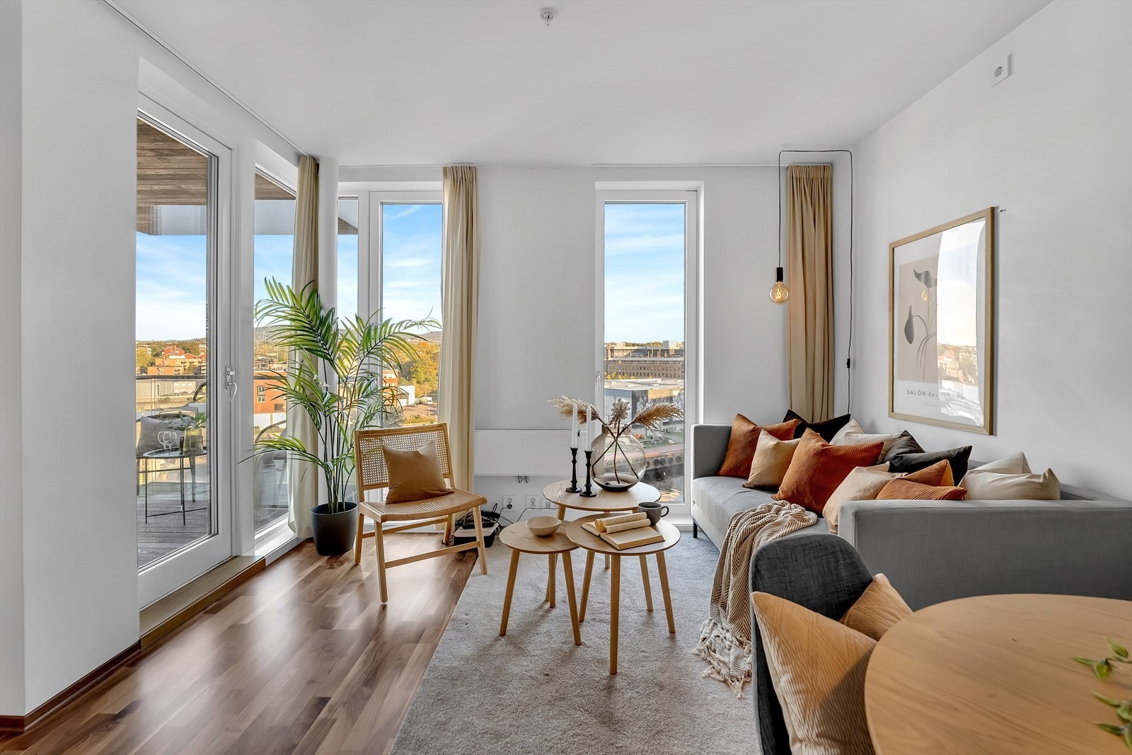 Leiligheten har god og praktisk planløsning og er lett å møblere med både sofagruppe med bord og spisebord. Galleribilde