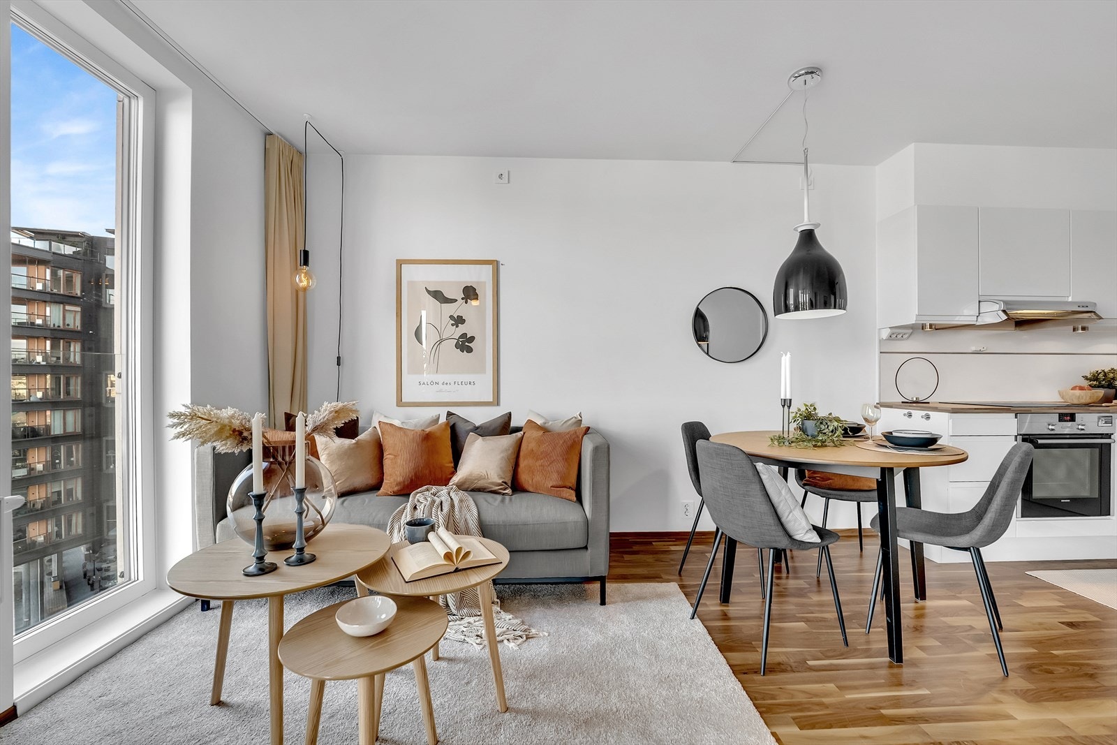 Med vindusflater fra gulv til tak han man fantastisk utsikt til sjøen fra sofakroken. Galleribilde