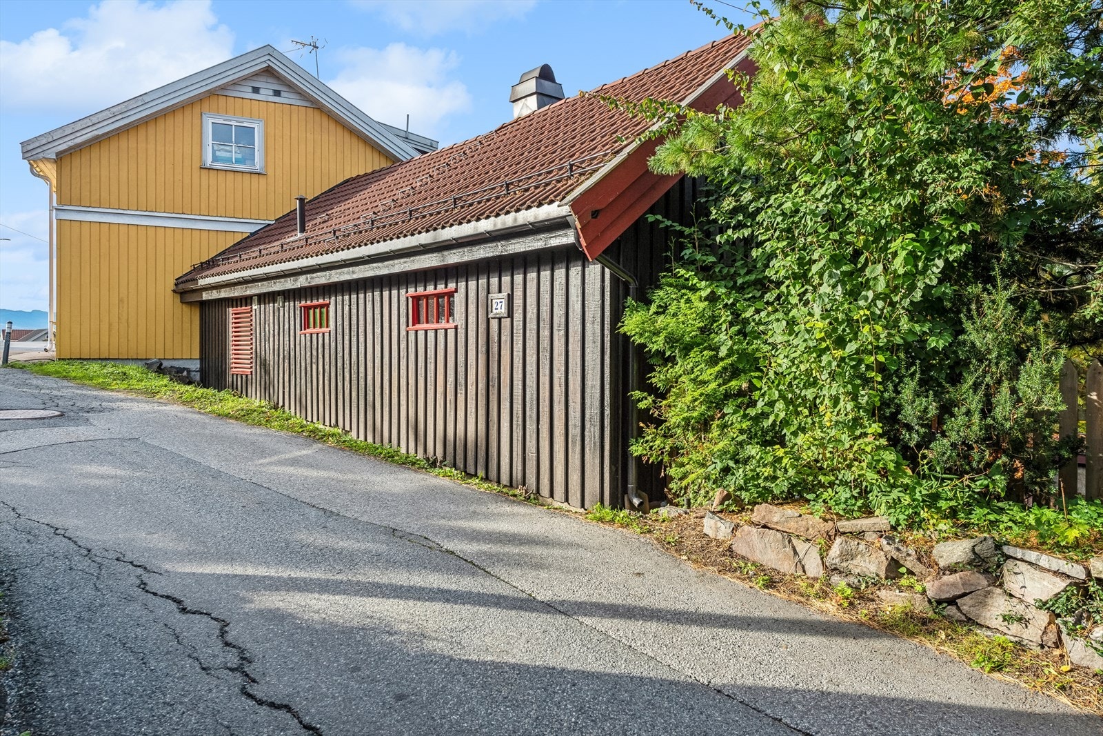 Eiendommen ligger svær sentralt i Glitregata, med Laagdalsmuseet i nærområdet. Galleribilde