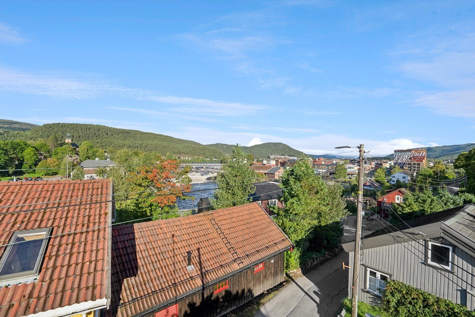 Fra eiendommen er utsikt til Lågen/Nybrufossen. Galleribilde