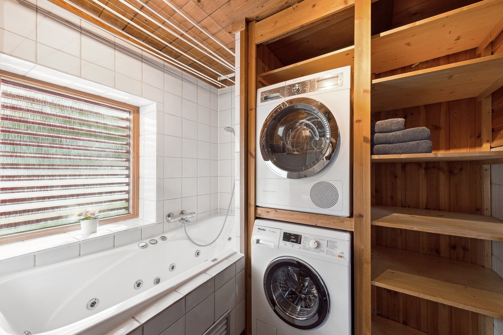 God plass for plassering av vaskemaskin og tørketrommel på badet. Galleribilde