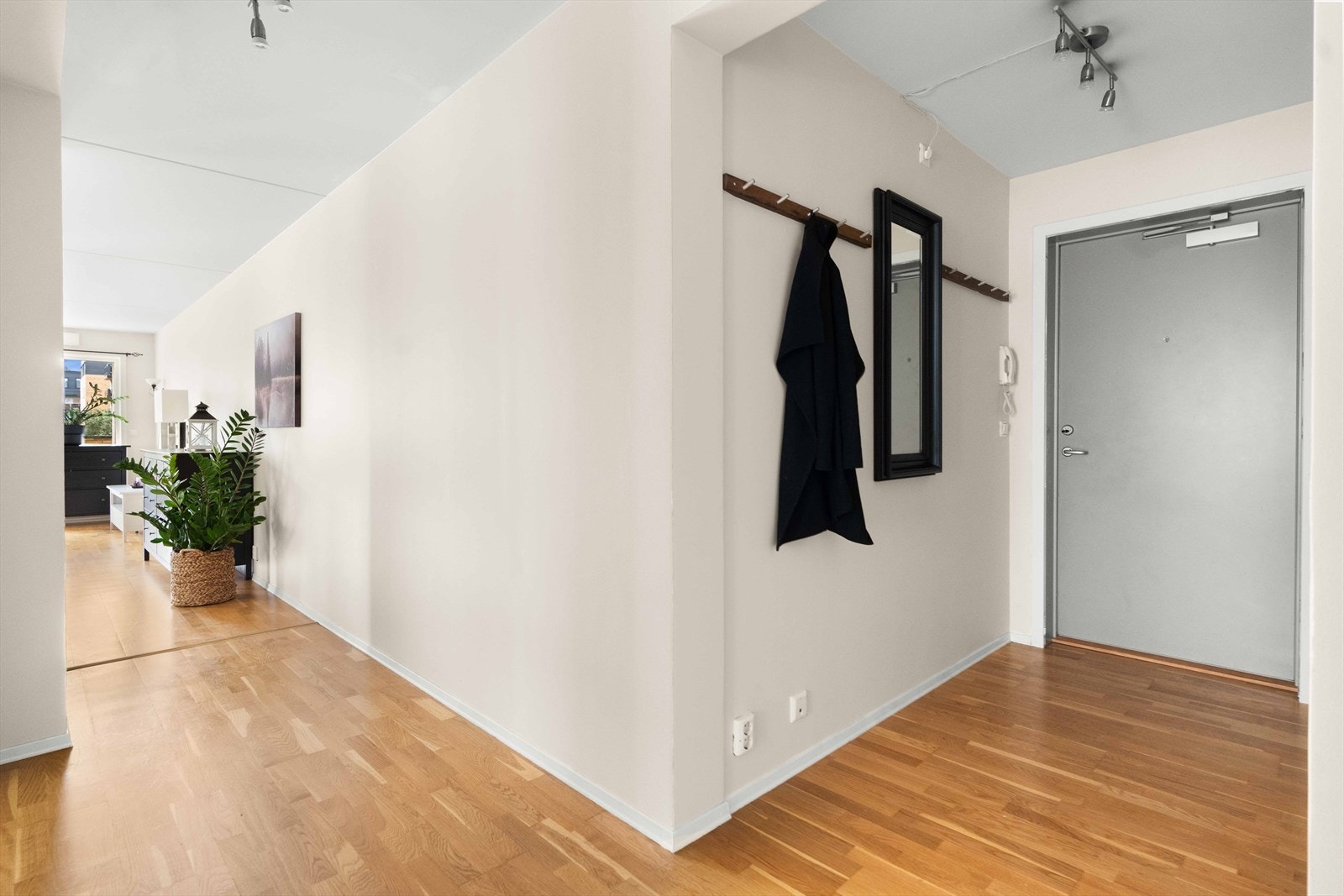 Her kommer du inn i en lys og luftig entrè med god plass til å henge fra deg yttertøy og sko. Galleribilde