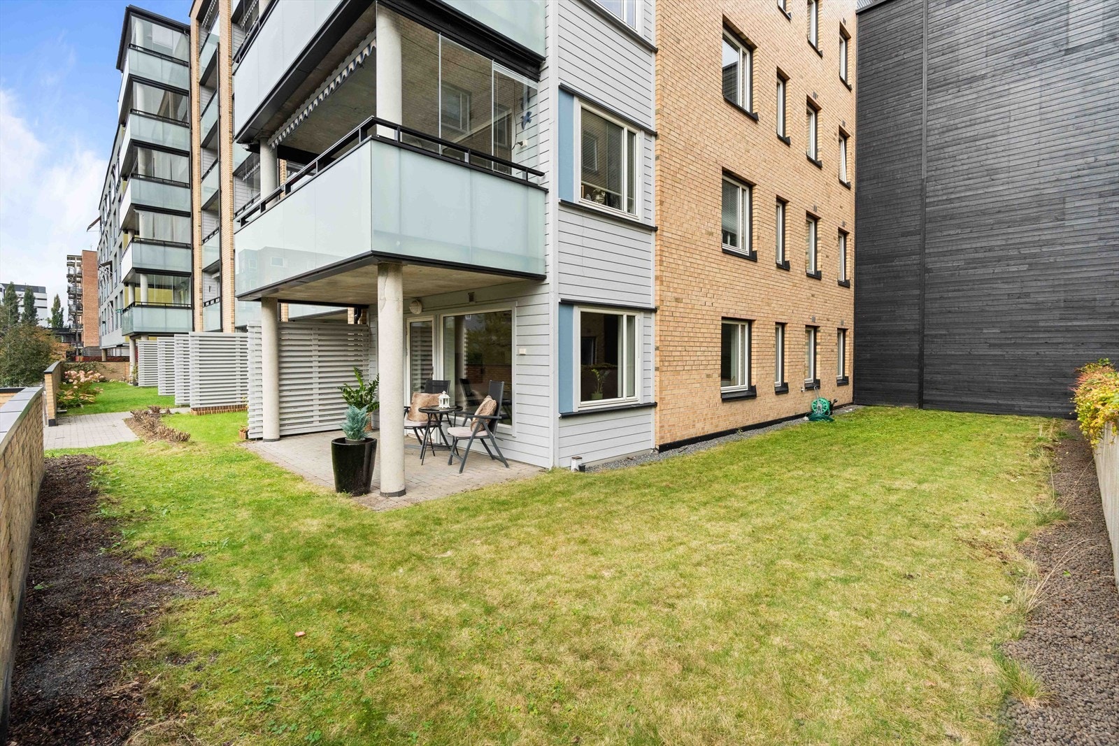 Unikt for denne leiligheten er at du har et flott grøntområde som kan benyttes til det man måtte ønske. Galleribilde