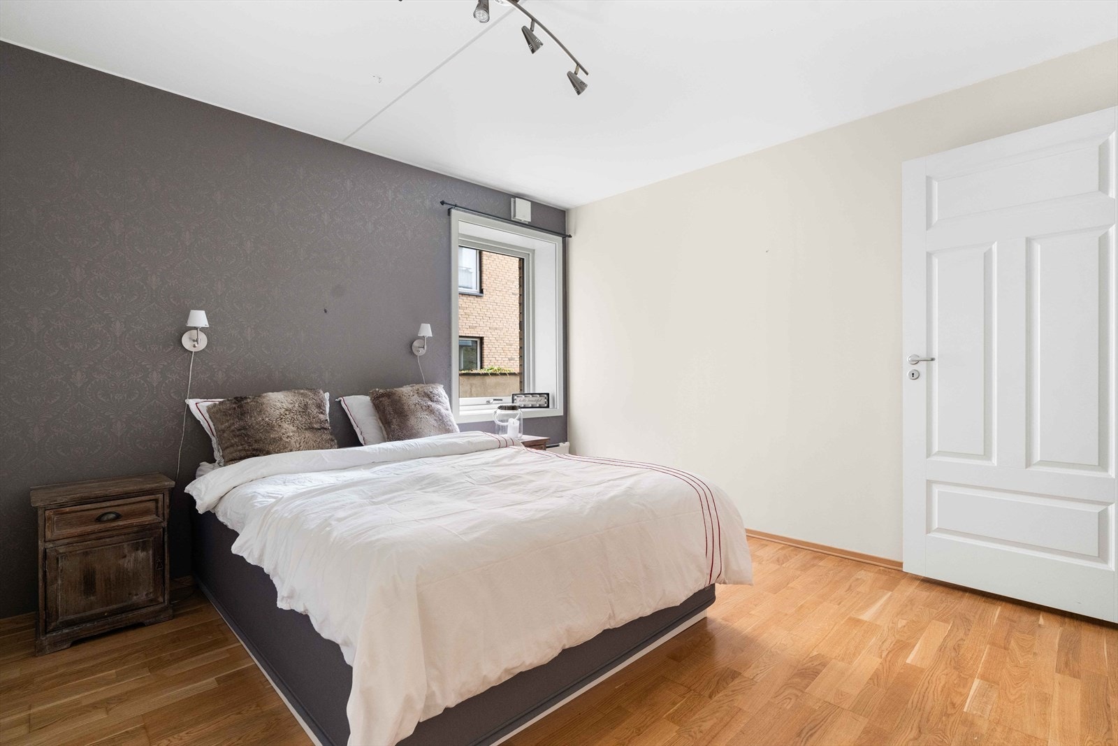 Hovedsoverommet er romslig og har god plass til en dobbeltseng og tilhørende nattbord. Det er også godt med plass til garderobeskap. Galleribilde