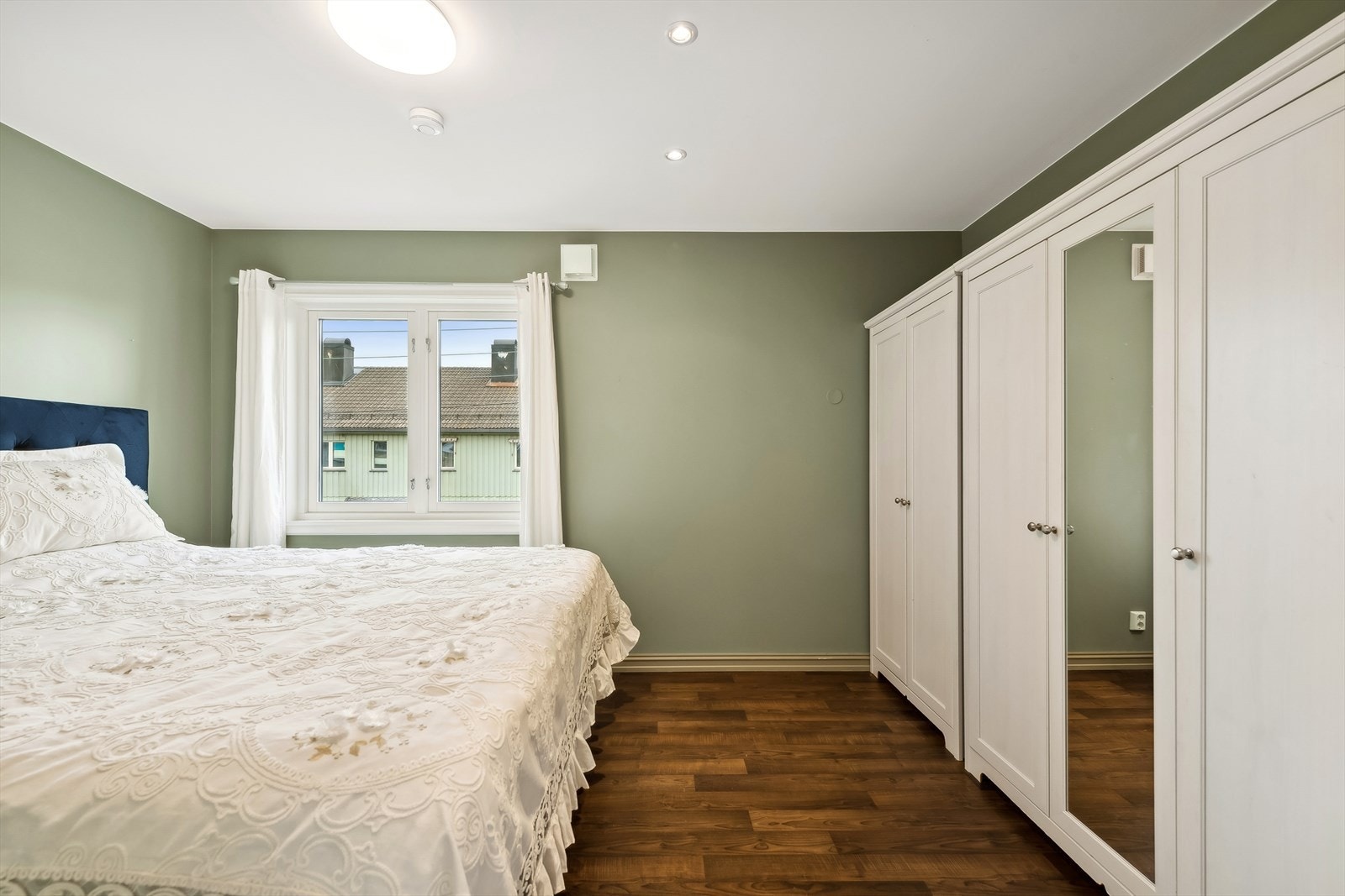 Hovedsoverom med god plass til seng og garderobeløsning. Galleribilde