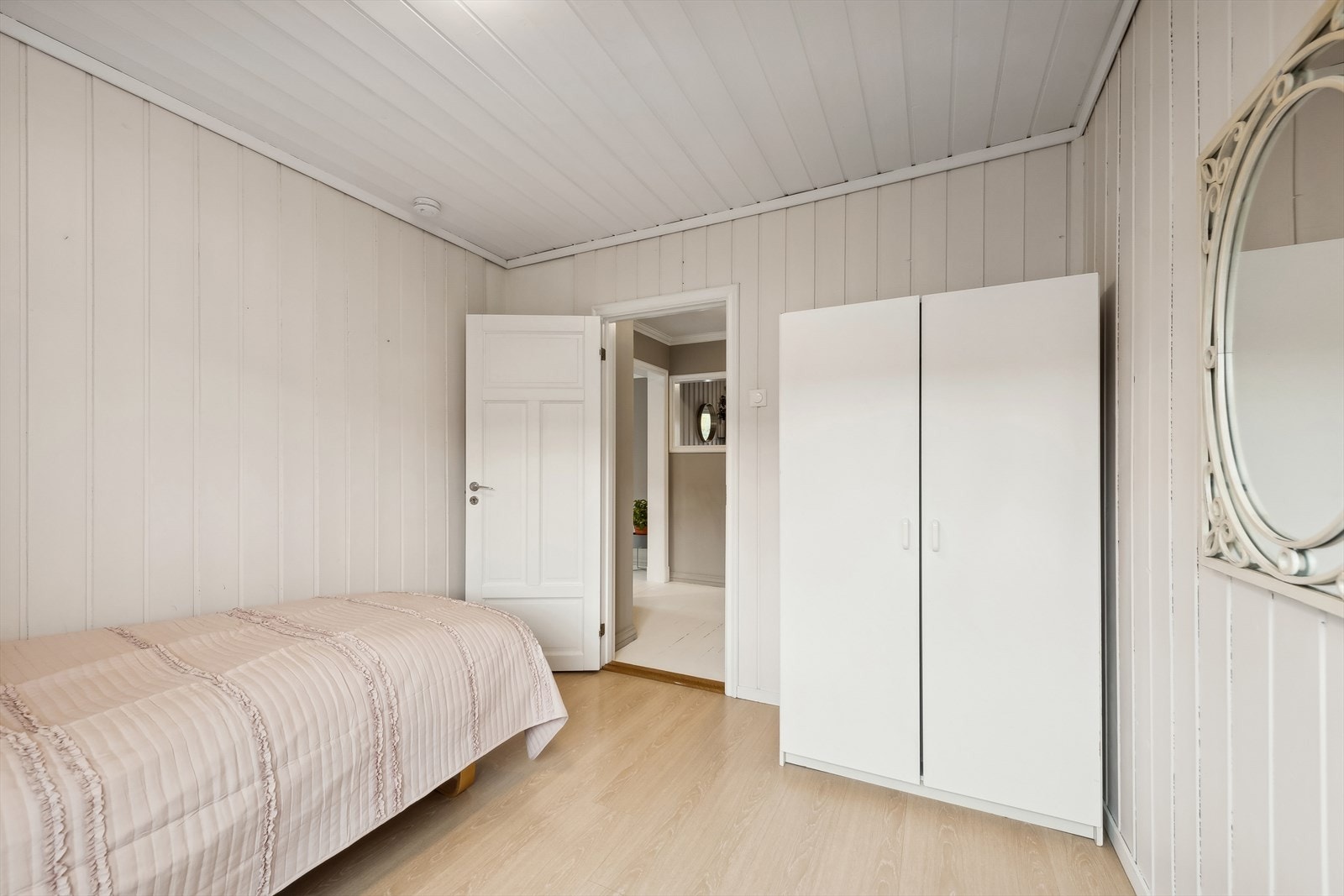Soverom Ii er også romslig med plass til seng og tilhørende møblement. Galleribilde