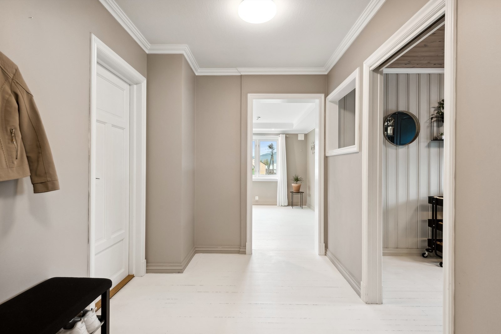 Velkommen inn - her ønskes du velkommen inn i lys entrè med plass til å henge fra deg ytterklær. Galleribilde