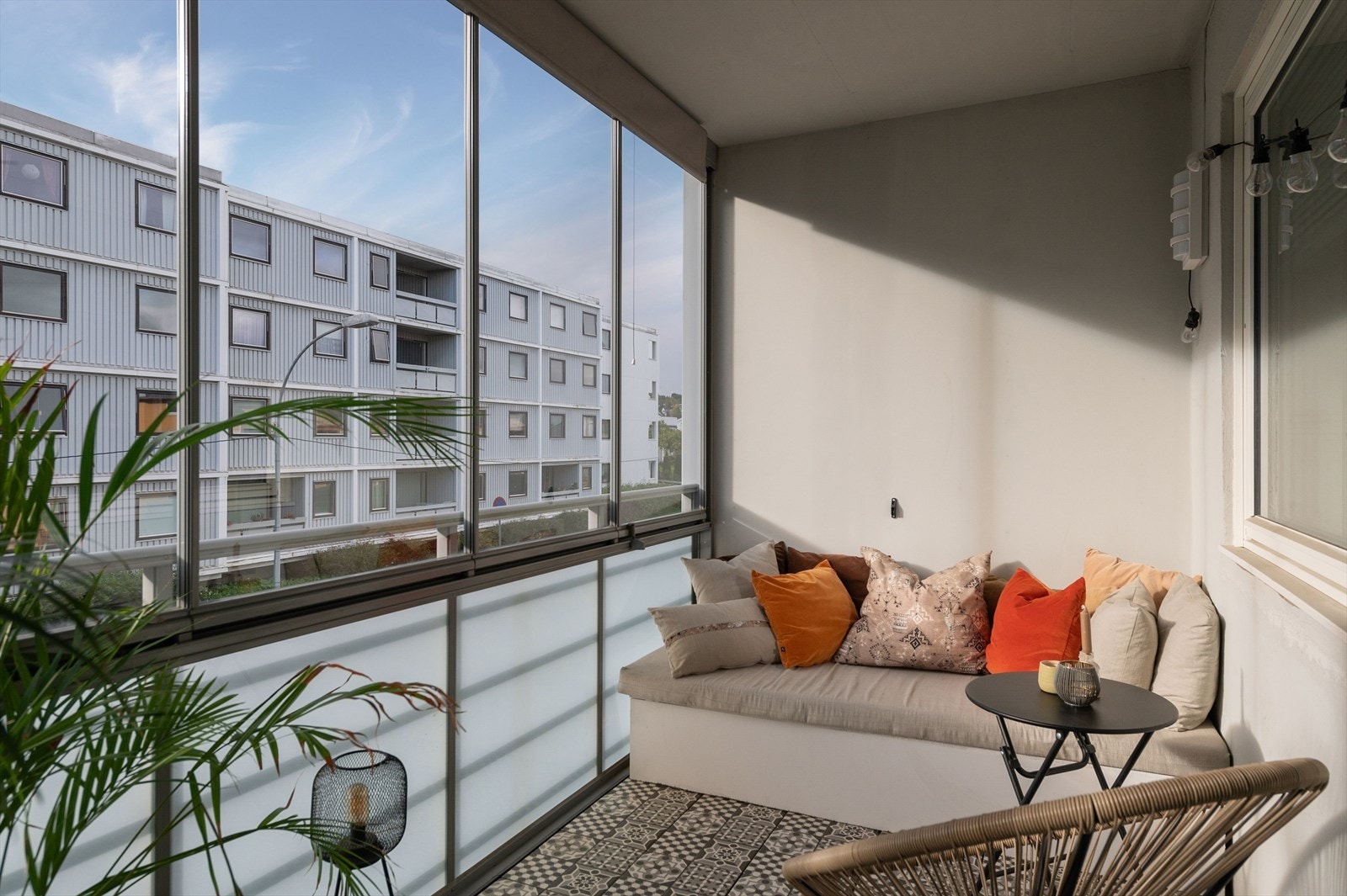 Innglasset balkong med plass til utegruppe Galleribilde