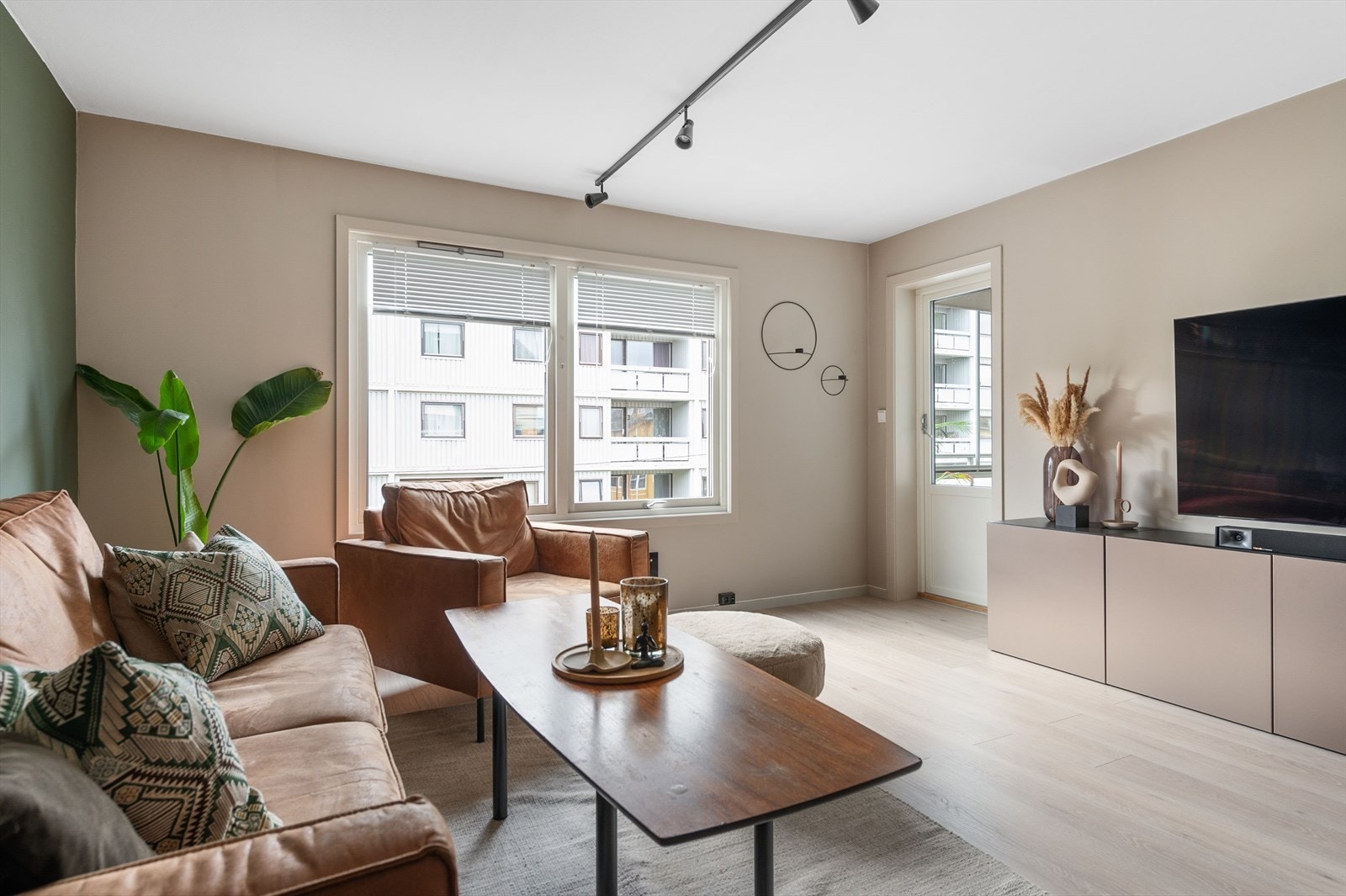 Adkomst fra stue til innglasset balkong Galleribilde