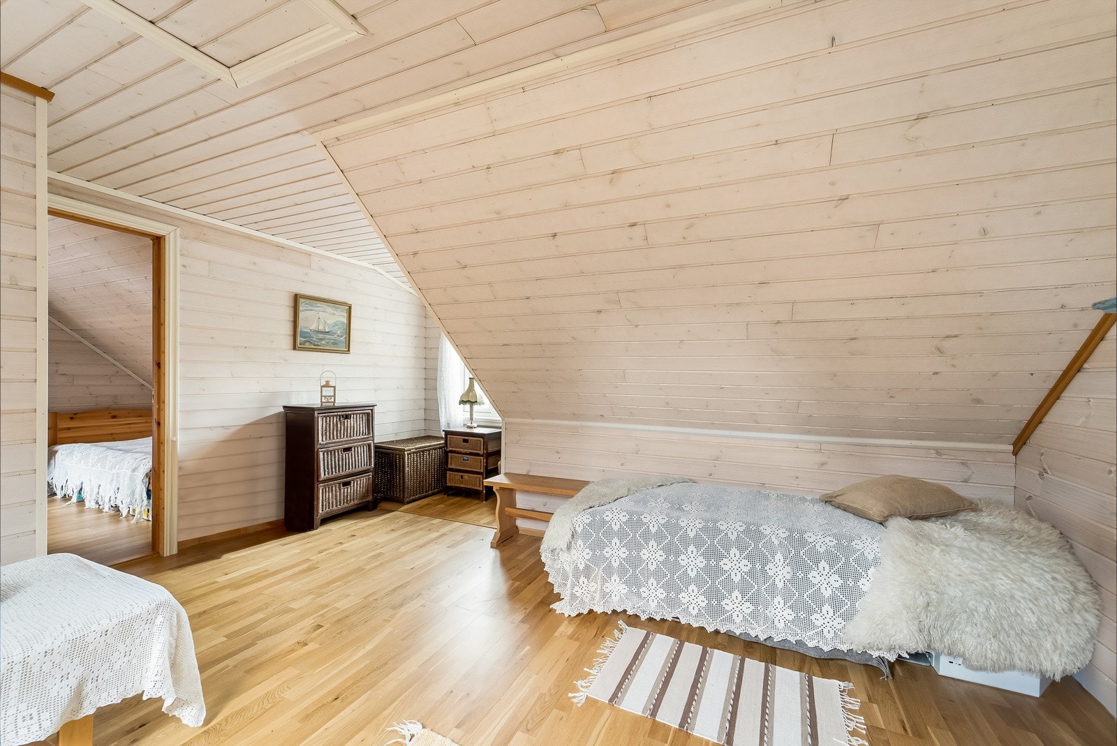 Loftstue / Soverom i 2. etasje med naturlig lys fra takvindu. Galleribilde