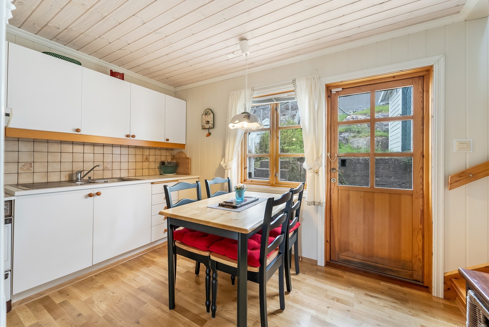 Fra kjøkkenet er det utgang til en koselig liten bakgård. Galleribilde