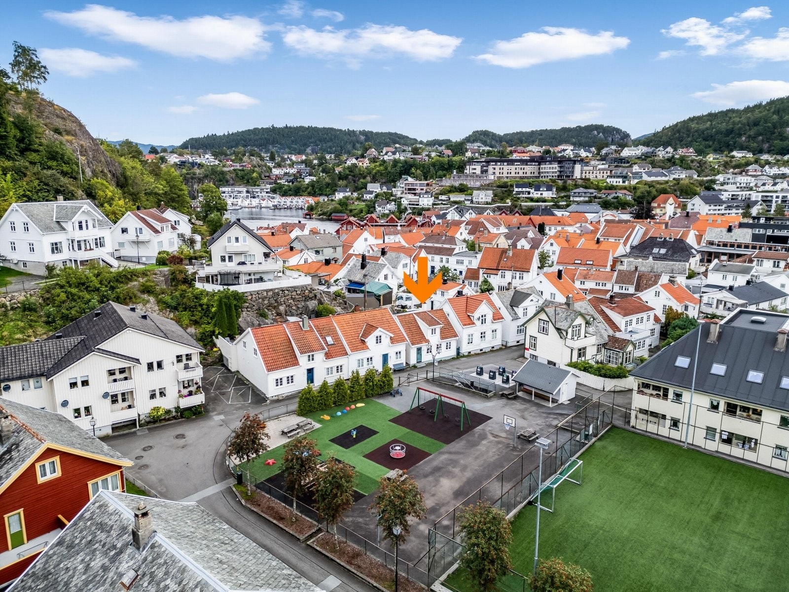 Sentalt beliggende like ved Vollen. Galleribilde