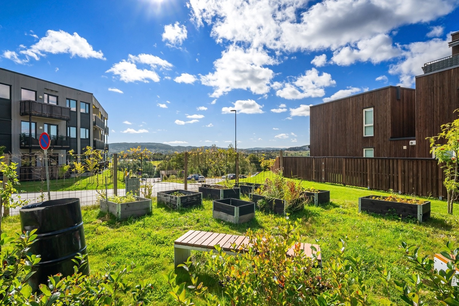 Uteområdet er grønt og velholdt med god avstand mellom bebyggelse. Galleribilde
