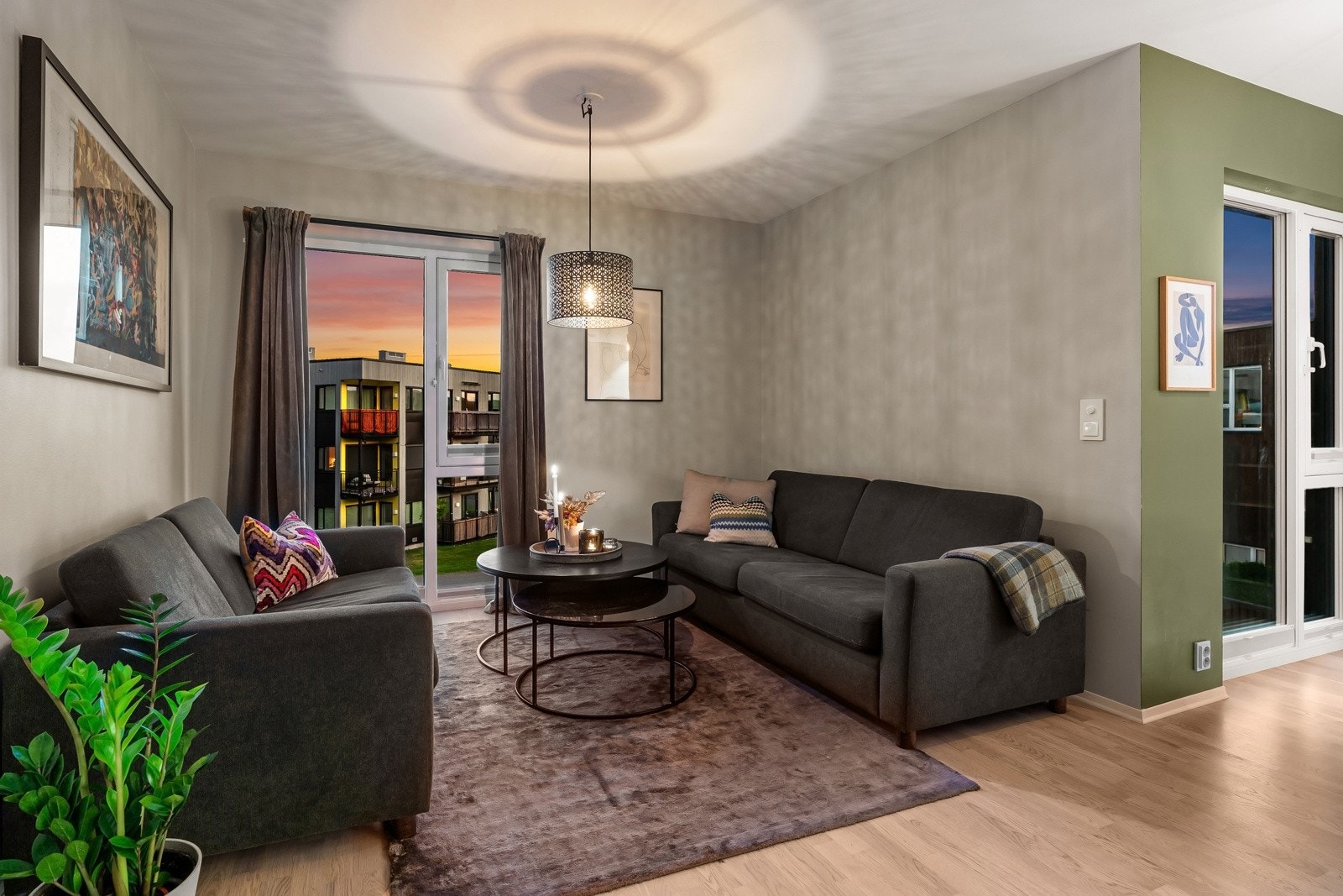 Moderne familiebolig over 3 innholdsrike plan med to stuer, to bad og fire soverom. Galleribilde