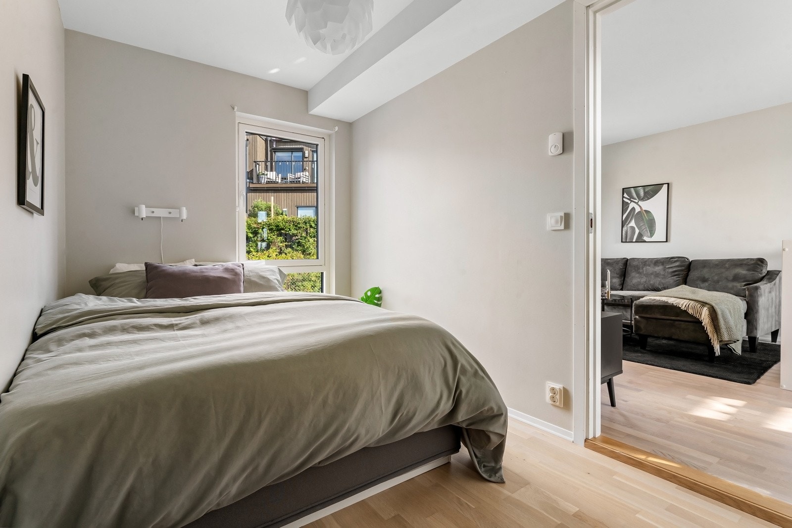 Romslig soverom med god plass til dobbeltseng. Galleribilde