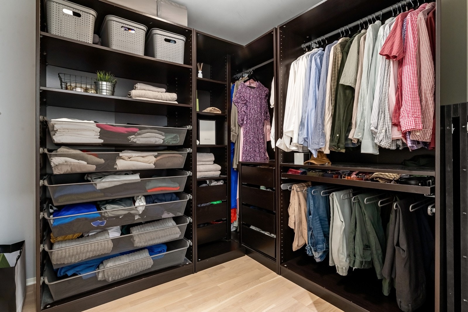 Walk-in garderobe tilknyttet soverom. Galleribilde