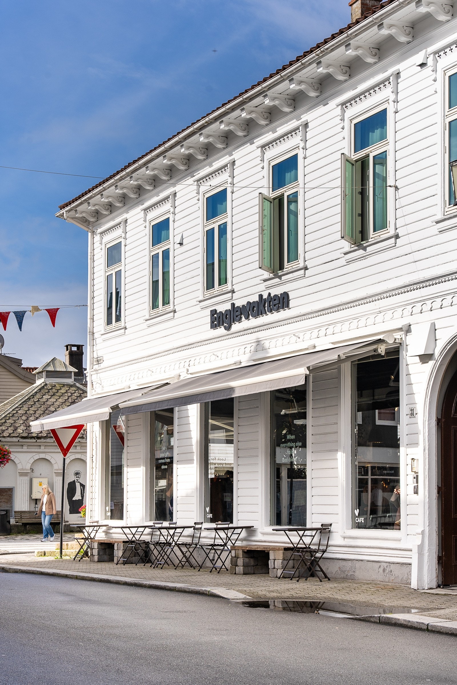 Englevakten ligger like over gaten - Populært samlingspunkt! Galleribilde