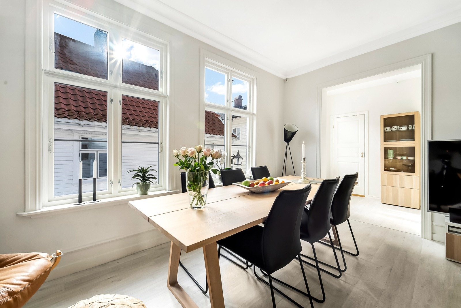 Koselig stue med god takhøyde og lyse overflater. Galleribilde