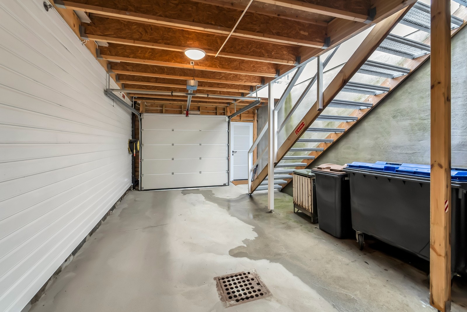 Garasje med elektrisk port. Galleribilde