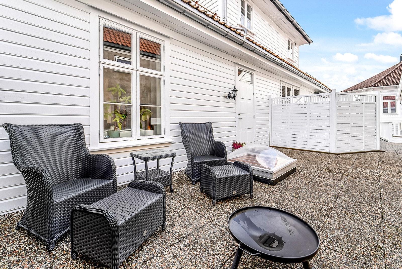 Usjenert terrasse like ved inngangspartiet! Galleribilde