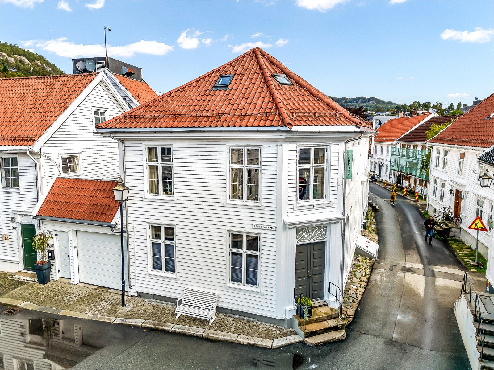 Bygget ligger på hjørnet mellom Anders Beers gate og Kirkegaten. Galleribilde