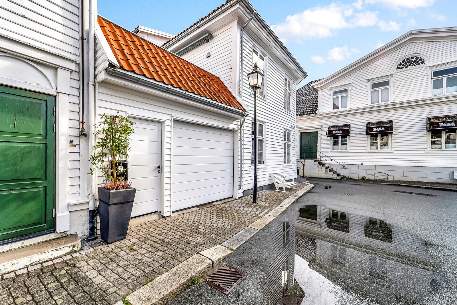 Medfølgende er en garasjeplass med elektrisk port under leiligheten. Galleribilde