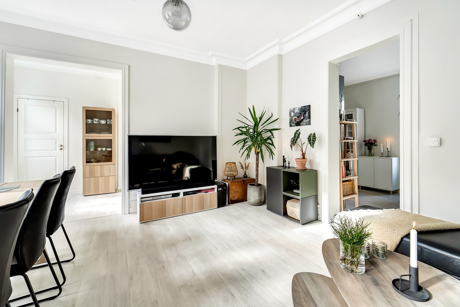 Kjøkken delvis adskilt fra stue. Galleribilde