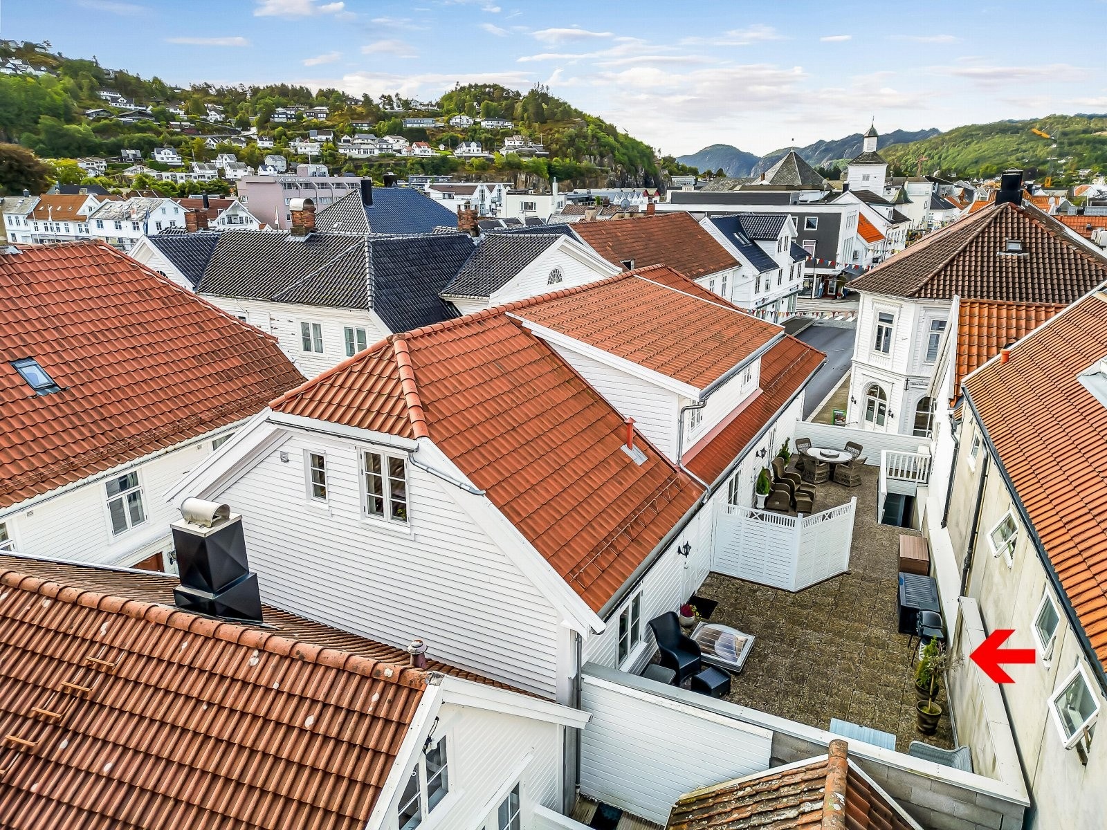 Usjenert terrasse like ved inngangspartiet! Galleribilde