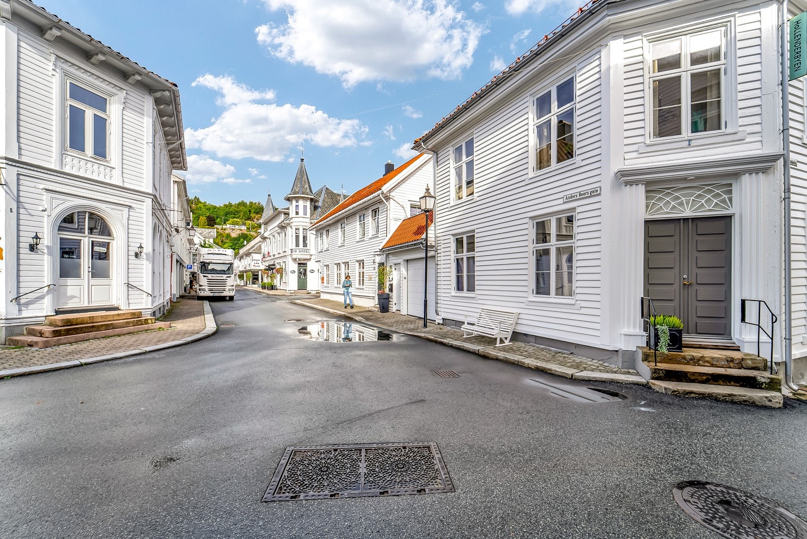 Nærområdet byr på flere resturanter, kafeér, nisjebutikker, bakeri m.m. Galleribilde