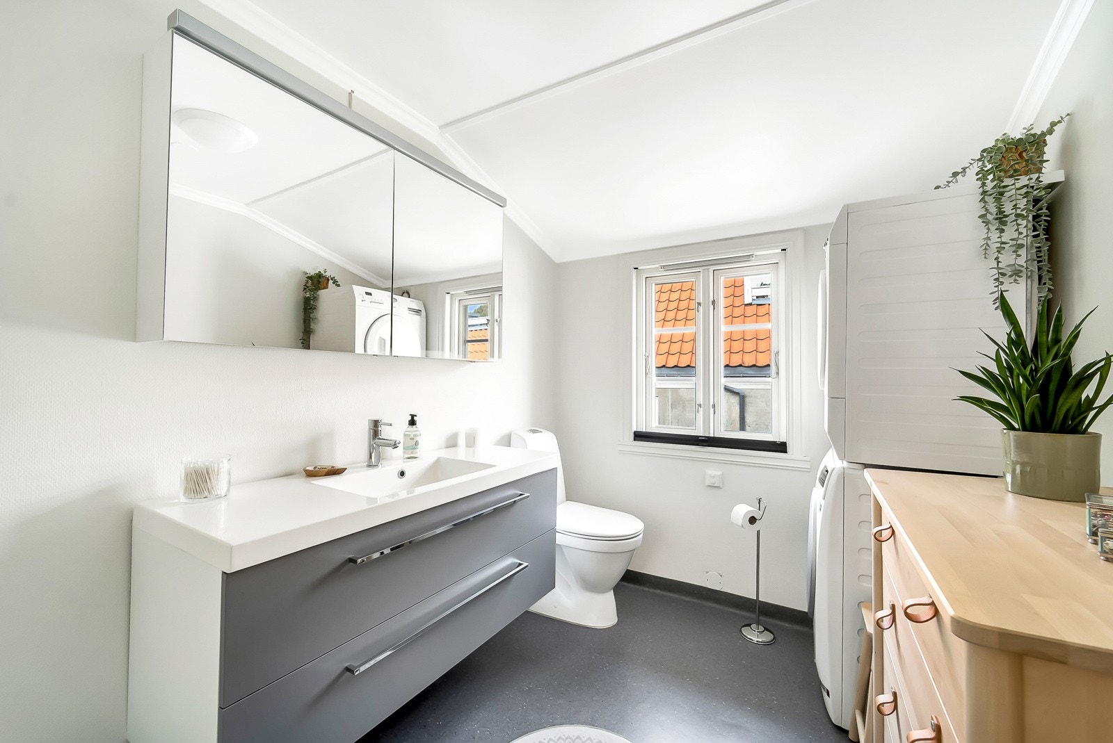 I overetasjen er et større bad opplegg til vaskemaskin og tørketrommel. Galleribilde