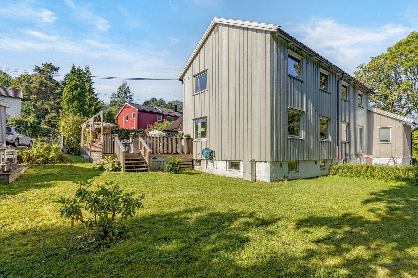 Boligen byr på fine forhold for lek og rekreasjon i et trygt og rolig miljø, perfekt for familier eller deg som setter pris på god plass utendørs Galleribilde