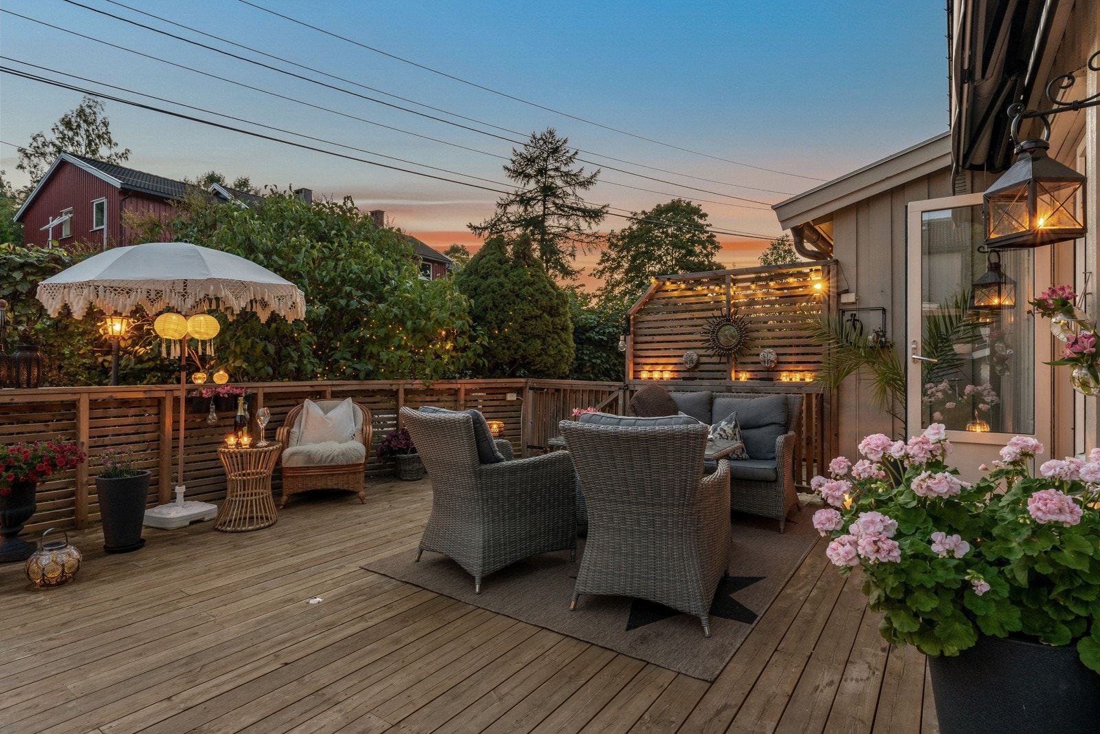 En stor og flott terrasse i impregnert trekonstruksjon fra 2019 Galleribilde