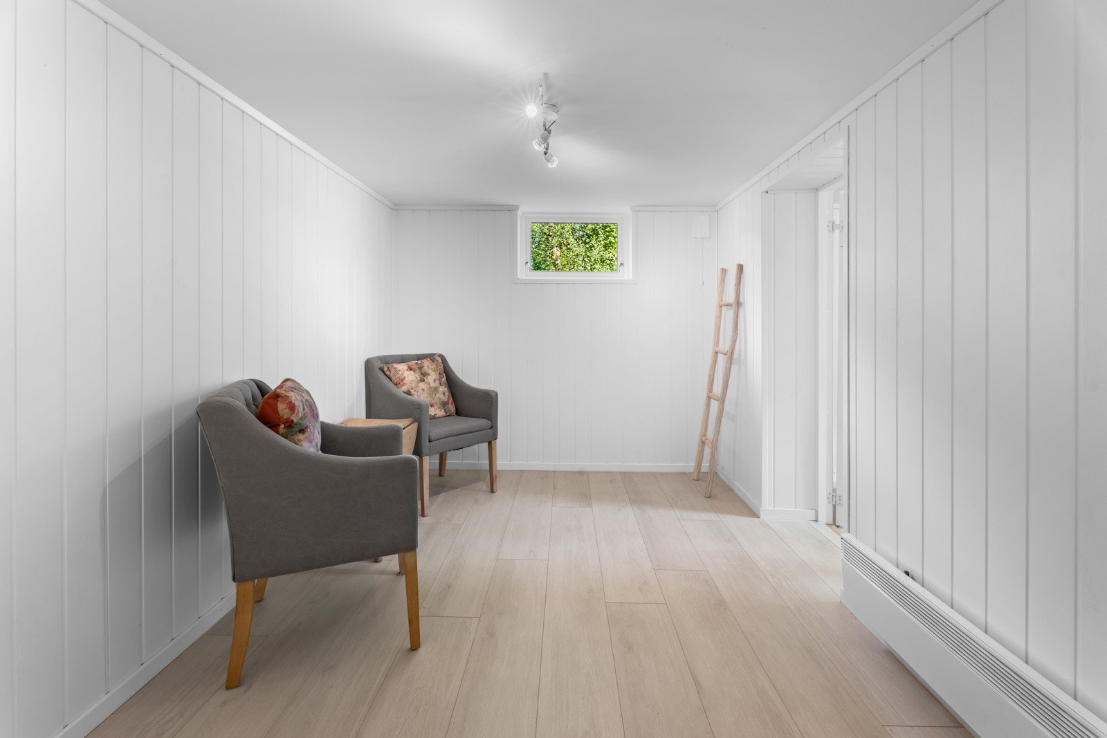 Kjelleretasjen har i all hovedsak laminatgulv Galleribilde