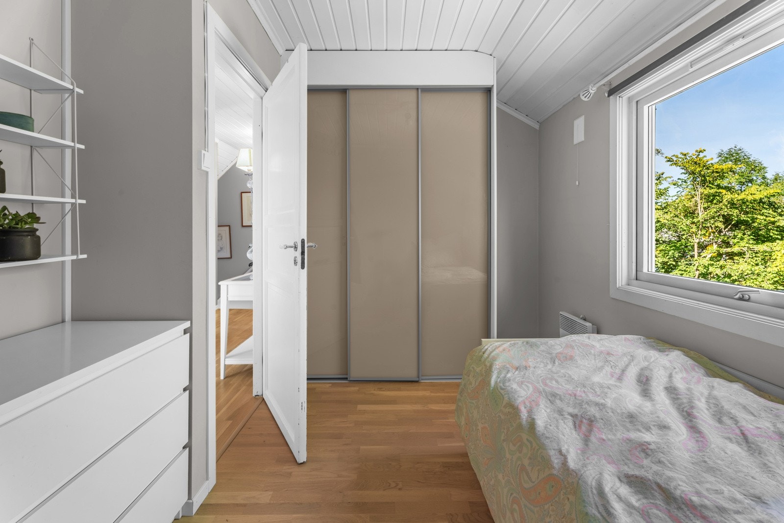 Rommet har fra før lagringsplass i skyvedørsgarderobe og kommode Galleribilde
