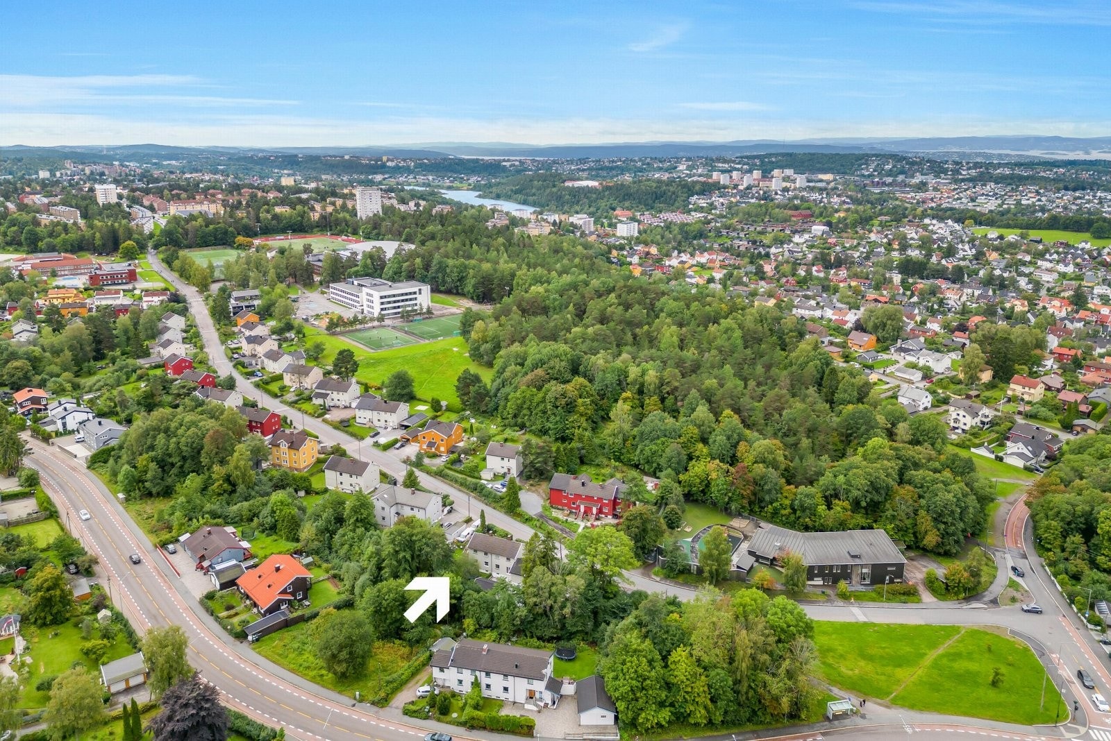 Her har du kort vei til turmuligheter året rundt, skoler, barnehager og diverse butikker Galleribilde