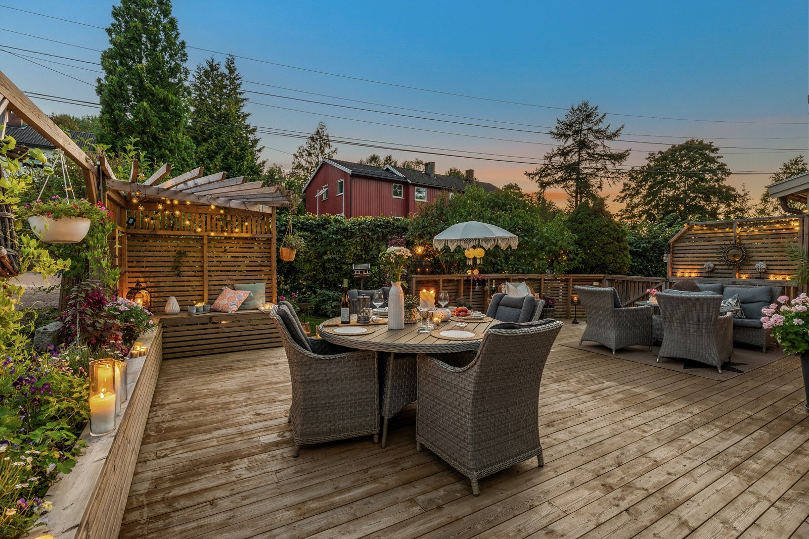 En stor og romslig terrasse - perfekt for hyggelige måltider og samvær utendørs Galleribilde